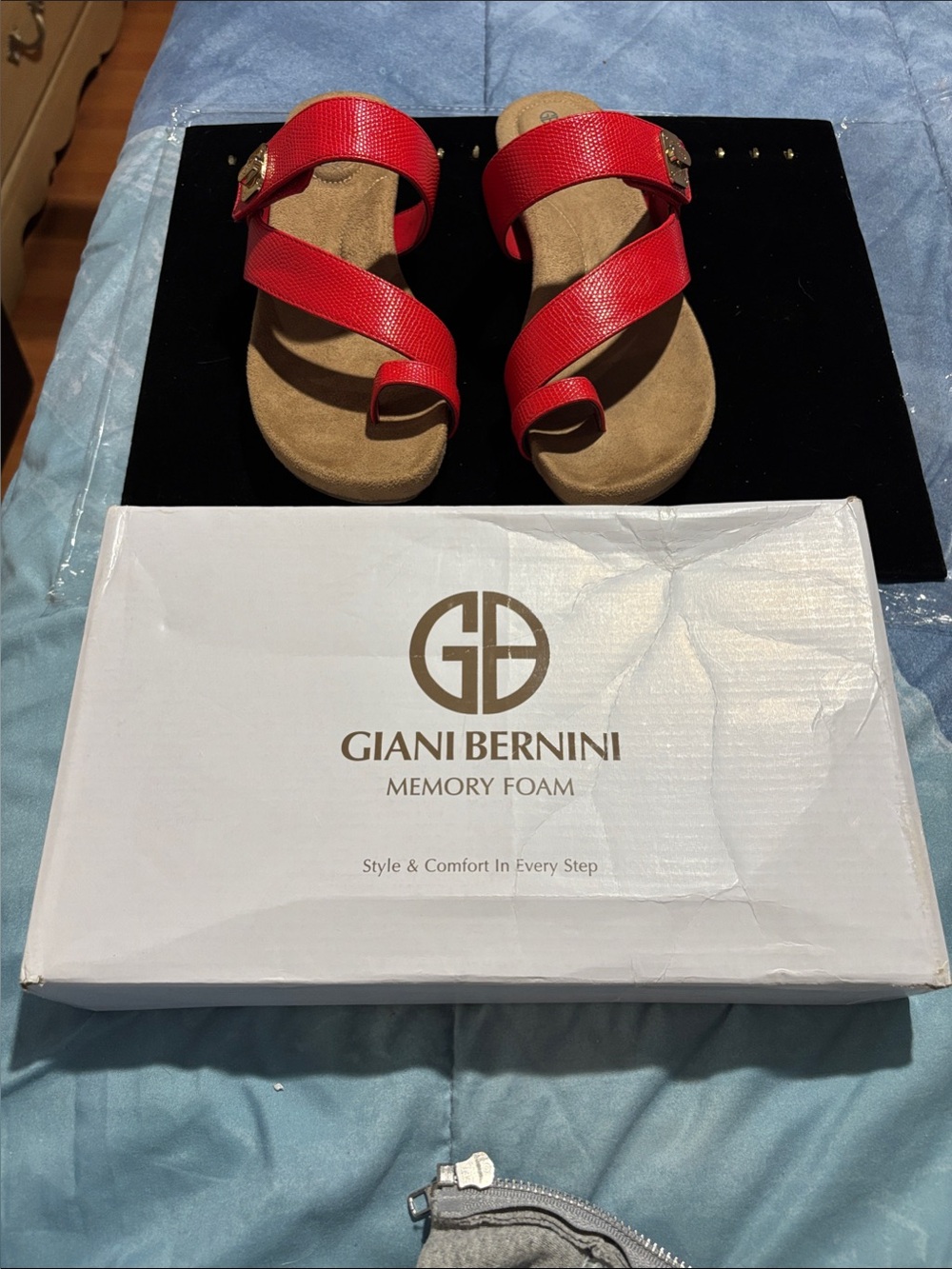 Giani Bernini Red Leather Toe-Ring Slide Sandal with Gold Logo Accent - Picture 9 of 9